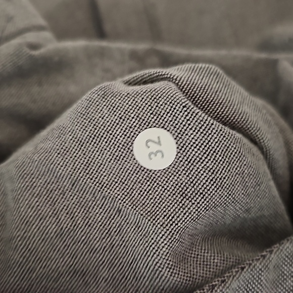 Lululemon Grey Shorts Size 32‎ - Picture 2 of 4